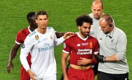 Mohamed Salah opuszcza boisko w Kijowie pocieszany przez Cristiano Ronaldo