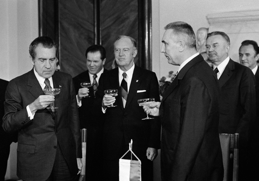 Richard Nixon (z lewej) i Edward Gierek (stoi bokiem) w 1972...