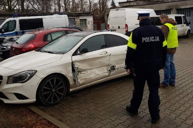 W trakcie ucieczki 32-latek jadący mercedesem zderzył się z dwoma samochodami na autostradzie, po czym uderzył w barierę energochłonną.