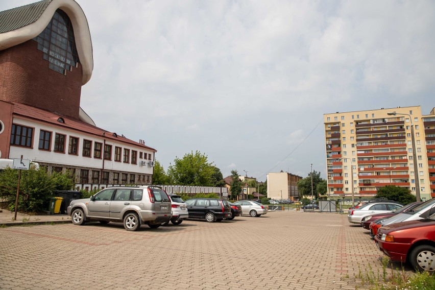 Parking ma ponad 1 tys. metrów kwadratowych. Ziemia należy...