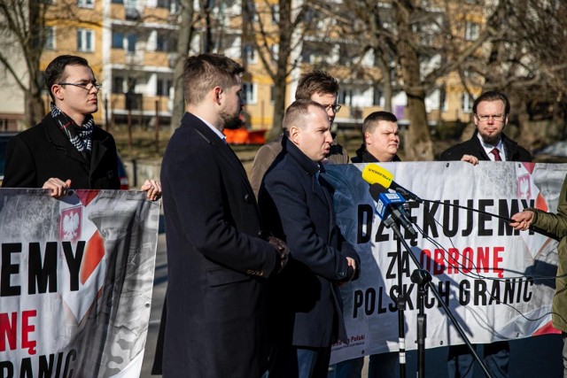 - Najbliższe tygodnie będą dla naszych mundurowych bardzo ciężkie. Wojsko jest w podwyższonej gotowości do działań. Chciałbym jednak uspokoić mieszkańców, że są pod dobrą opieką. Nasza granica jest bezpieczna i monitorowana na co dzień przez tysiące funkcjonariuszy - zapewnia wiceminister Andruszkiewicz.