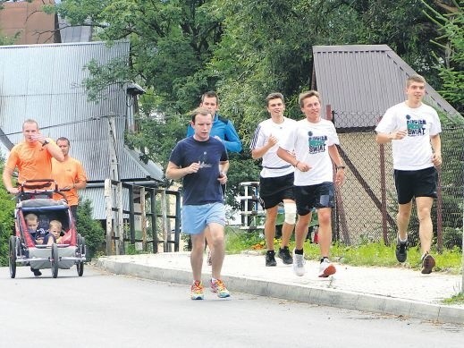 Młodzi biegacze już trzeci raz organizują akcję "Biegiem przez świat&#8221;. W Koszalinie zjawią się 7 sierpnia.