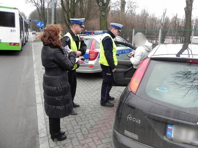 Policjanci kontrolują kierowcę na ulicy 11 listopada w Białymstoku