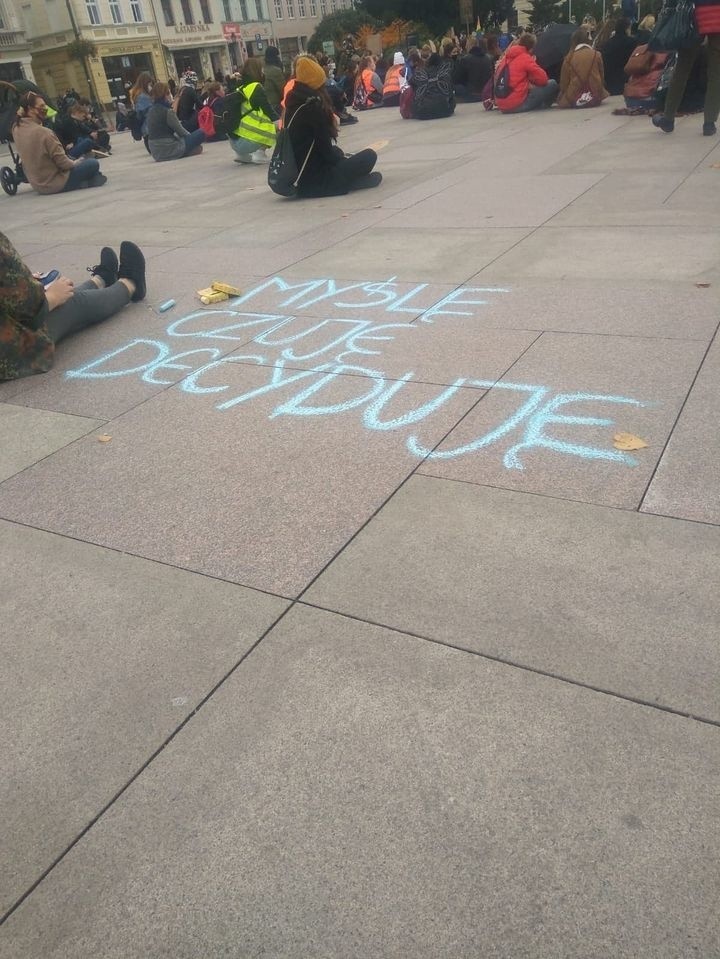 Strajk kobiet w Bydgoszczy. Protesty na Starym Rynku i głównych rondach [relacja]