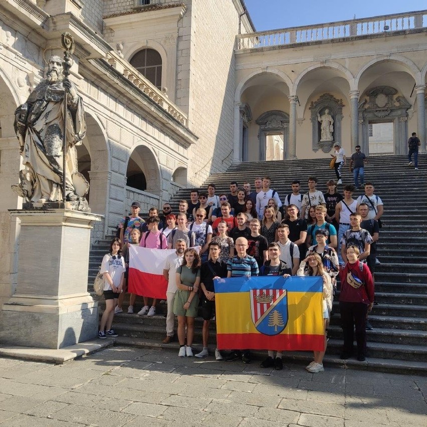 Wróciła pierwsza grupa uczniów z Rudnika nad Sanem z wycieczek w ramach „Poznaj polskie ślady w Europie”. Zobacz zdjęcia