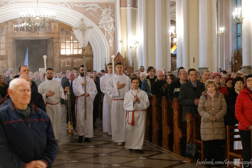 Msza Święta Wieczerzy Pańskiej w katedrze w Radomiu. Biskup Marek Solarczyk obmył nogi dwunastu mężczyznom