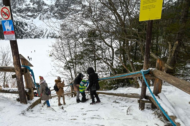 Morskie Oko w Tatrach. Już samo zejście nad staw przysparza sporo problemów. Schody są zalodzone