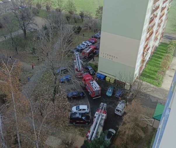 Pożar wieżowca we Wrocławiu. Jedna osoba ranna, 7 zastępów strażaków w akcji [ZOBACZ]