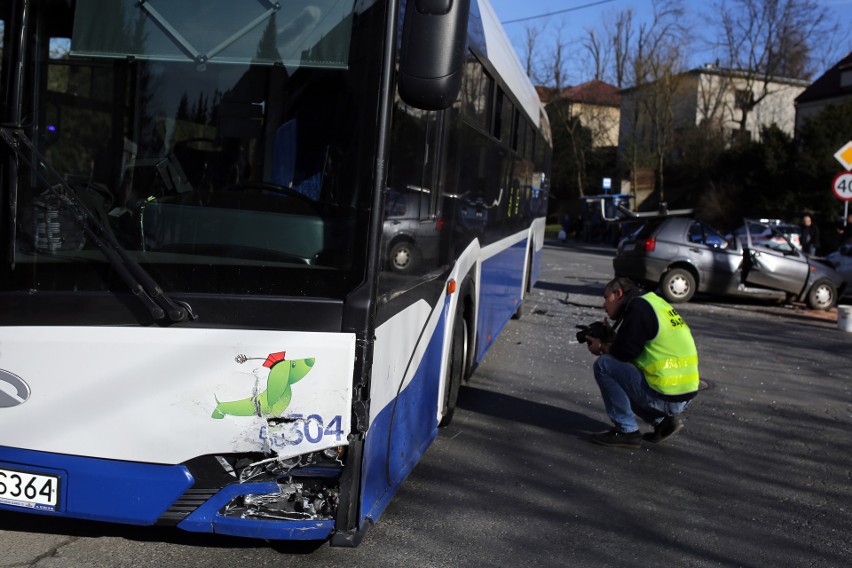 Kraków. Czołowe zderzenie autobusu MPK z osobówką. Cztery osoby odniosły obrażenia