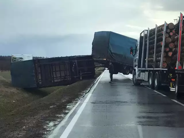 Samochód ciężarowy przewrócił się na drogę w Starej Wsi w gminie Belsk Duży.