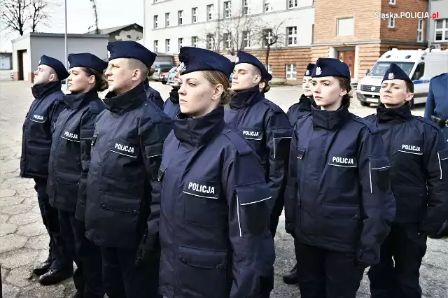 Uroczystość przyjęcia w szeregi nowych funkcjonariuszy odbyła się w Katowicach z udziałem kompanii honorowej i policyjnej orkiestry. Rotę ślubowania przed Zastępcą Komendanta Wojewódzkiego Policji w Katowicach składało 84 nowych policjantów, wśród nich 15 kobiet i 69 mężczyzn