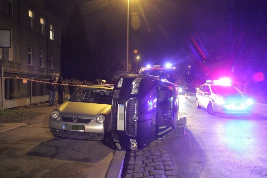 Wrocław: Kobieta w ciąży wjechała w zaparkowane auto i... przewróciła swój samochód (ZDJĘCIA)