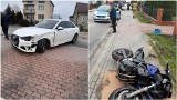 Wypadek w Wierzchosławicach. Na drodze powiatowej doszło do zderzenia osobówki z motocyklistą. Kierowca jednośladu zabrany do szpitala