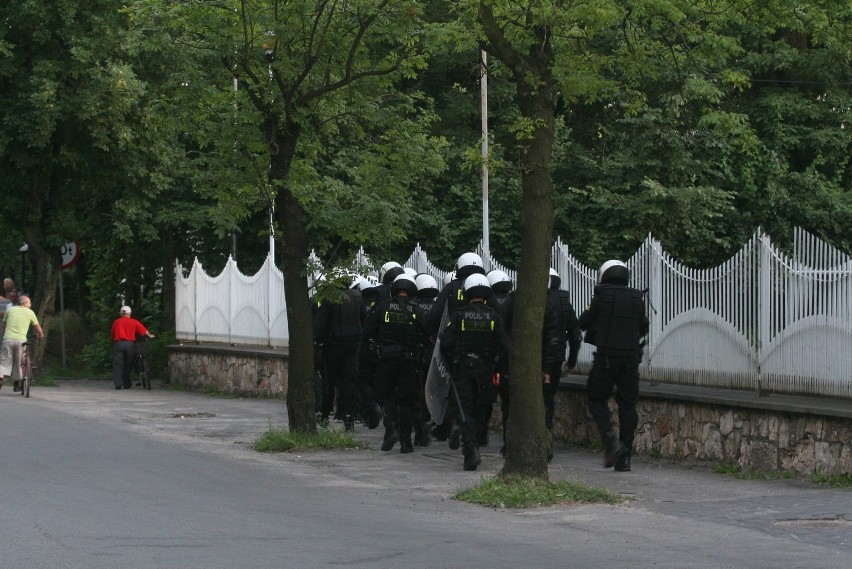 Czarne chmury nad Zawierciem. Mieszkańcy i policja wyszli na ulice