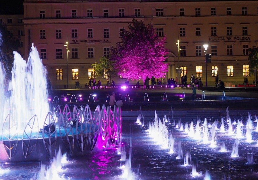 Plac Litewski i Arena Lublin rozbłysły na różowo. To wyraz solidarności z chorymi na raka piersi. Zobacz zdjęcia