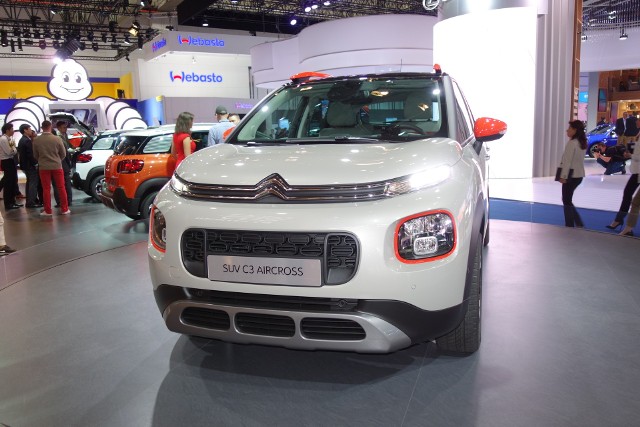 Citroen C3 Aircross Nowość ma 4,15 m długości, 1,76 m szerokości oraz 1,64 m wysokości. Nie zabrakło charakterystycznych dwupoziomowych świateł, a offroadowego charakteru pojazdowi dodają m.in. nakładki ochronne nadkoli.Fot. Marek Perczak