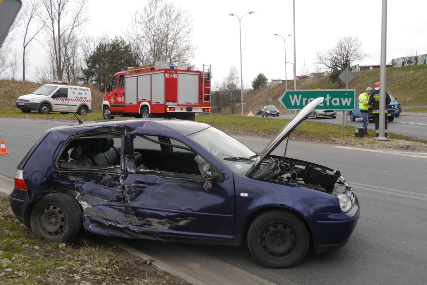 Dwie osoby ranne w wypadku vw i żuka