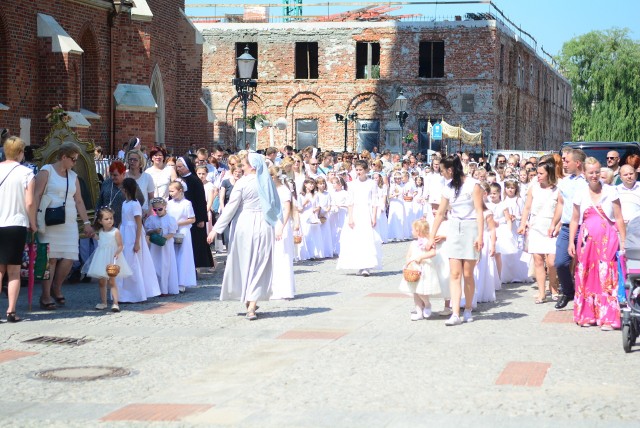 W tym dniu katolicy publicznie wyznają wiarę w obecność Jezusa Chrystusa w Najświętszym Sakramencie. W procesjach uczestniczyły całe rodziny.