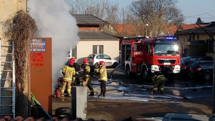 Siedem zastępów straży pożarnej walczy z pożarem autoserwisu...