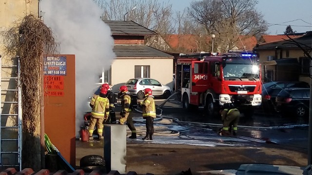 Siedem zastępów straży pożarnej walczy z pożarem autoserwisu znajdującego się w okolicy ul. Aglomeracyjnej w Zielonej Górze. Nad miastem unoszą się wielkie kłęby dymu. O sprawie poinformowali nas Czytelnicy. - Sytuacja była bardzo trudna, ale na szczęście dość szybko została opanowana - powiedział st. kpt. Arkadiusz Kaniak, oficer prasowy Komendanta Miejskiego PSP - Wewnątrz były tam składowane materiały łatwopalne. Na szczęście strażacy sobie z tym poradzili. Jedna osoba ucierpiała. Jest to pracownik, który próbował gasić pożar. Został przekazany ratownictwu medycznemu. Doznał lekkich oparzeń. Sytuacja nie powinna zagrażać jego życiu - podsumował st. kpt. Kaniak.  Polecamy wideo: Zielona Góra. Samochód straży pożarnej jeździ po osiedlach głosząc komunikat - " W związku z ogłoszoną epidemią koronawirusa prosi się o pozostanie w domach..."