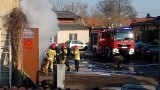 Pożar w warsztacie samochodowym przy ul. Dąbrowskiego w Zielonej Górze. Unoszą się wielkie kłęby dymu