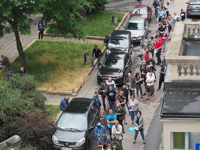 W kolejce do punktu szczepień czekało kilkadziesiąt osób