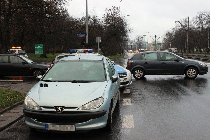 Groźny wypadek na Politechniki. Starsza kobieta potrącona na pasach [ZDJĘCIA]