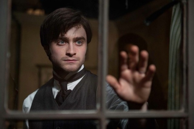 Odtwórca głównej roli &#8211; Daniel Radcliffe &#8211; znany widzom bardziej jako Harry Potter, z powierzoną rolą radzi sobie całkiem nieźle, zrywa z łatką małego czarodzieja z różdżką