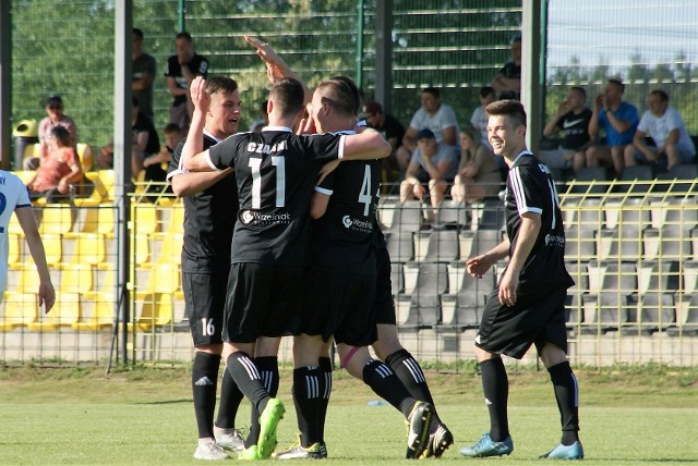 Czarni Połaniec dwukrotnie fetowali zdobycie bramek w derbowym meczu w Staszowie.