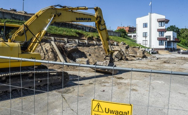 Trwa budowa nowego hangaru na łodzie i trybuny przy Torze Regatowym w Brdyujściu. Powstaną one w miejscu zniszczonych trybun, sąsiadujących z wieżą sędziowską. Wejścia stanowić będzie siedem bram rolowanych zaprojektowanych od strony placu znajdującego się bezpośrednio przed budynkiem. Hangar przeznaczony będzie do przechowywania sprzętu pływającego oraz urządzeń technicznych. Na dachu obiektu zaprojektowano natomiast trybuny. Znajdzie się na nich łącznie ponad 300 miejsc.Piknik kulinarny w bydgoskim "Gastronomiku"