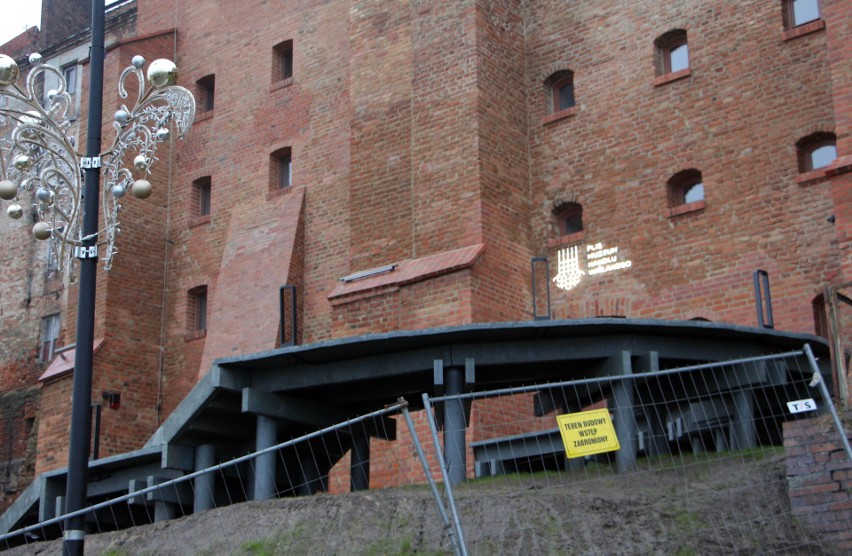 Dojście do spichlerza 33 prowadzące do Muzeum Handlu...