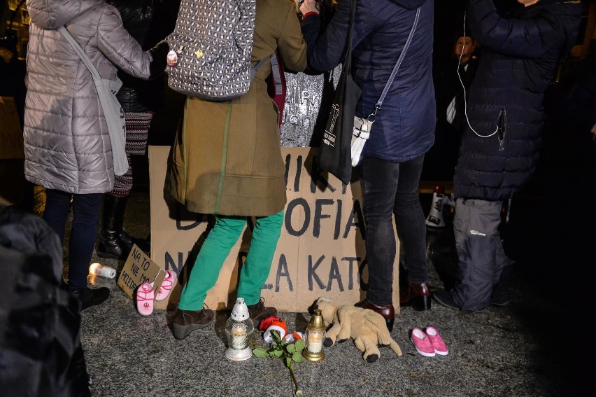 Pikieta pod pomnikiem ks. Henryka Jankowskiego. Plama na legendzie - pomnik księdza oblany czerwoną farbą 