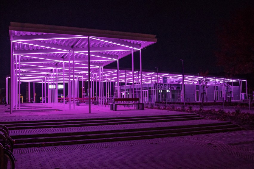 Rozświetlony i kolorowy dworzec w Goleniowie