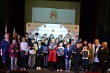 W Lipnie najlepszym uczniom wręczono stypendia i nagrody burmistrza. Na ten cel przeznaczono 25 tys. zł!