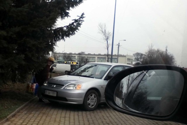 Parkowanie na chama przed szpitalem na ul. Żurawiej