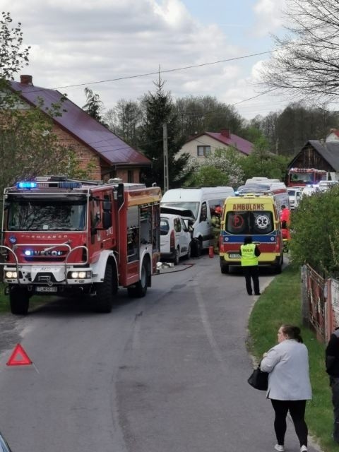 Zderzenie busa kursowego z samochodem osobowym w Chotowie w powiecie włoszczowskim. Są poszkodowani