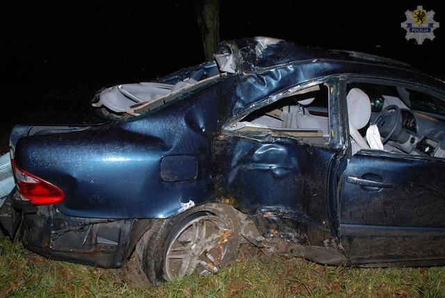 22-latek prowadził auto mając prawie dwa promile alkoholu w organizmie, jazdę zakończył na drzewie.