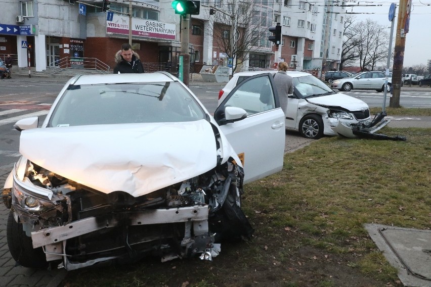 Kobieta jadąca skodą skręcając, z ulicy Trzebnickiej w...