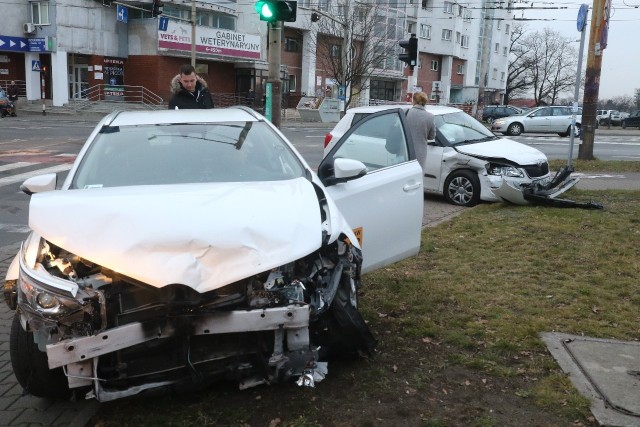 Kobieta jadąca skodą skręcając, z ulicy Trzebnickiej w Zakładową nie ustąpiła pierwszeństwa taksówce