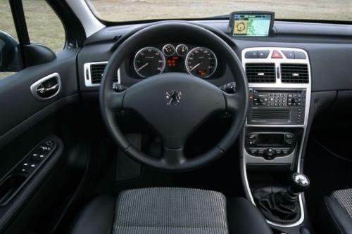Fot. Peugeot: Wnętrze wykonane jest z materiałów dobrej...