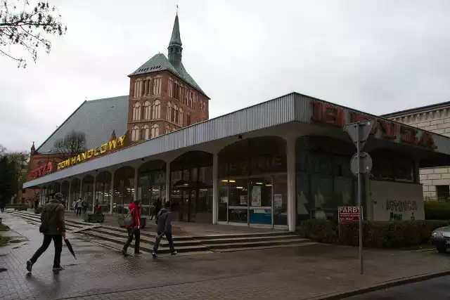 Jedno z najgorętszych mimo zimy miejsc w Kołobrzegu, teren na którym stoi jeszcze Dom Handlowy Bryza.