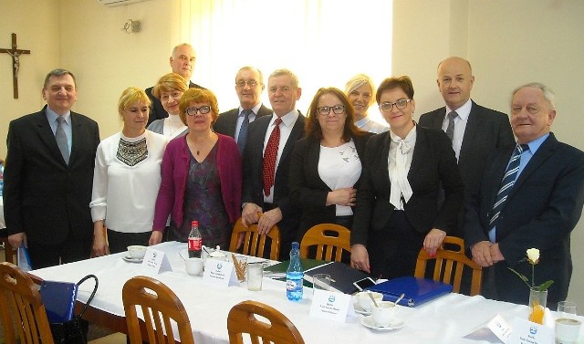 Katarzyna Bernaciak (czwarta z prawej), szefowa Zakładu Gospodarki Komunalnej w Brodach odchodzi ze stanowiska. Na zdjęciu z radnymi i władzami gminy.
