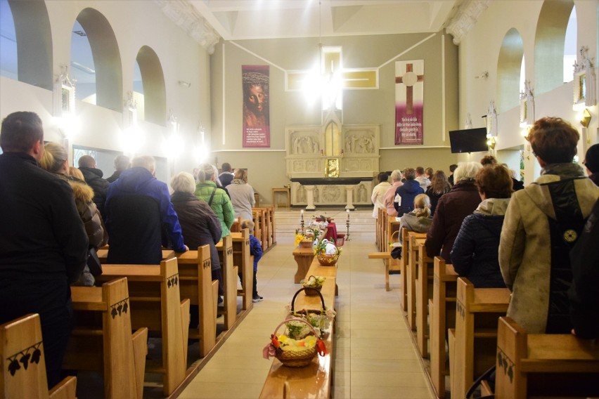 Wielka Sobota w Tarnobrzegu. Święcenie pokarmów na wielkanocny stół w kościele Chrystusa Króla 