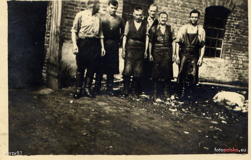 1947 , Budynek dawnej garbarni, pracownicy przed zakładem.