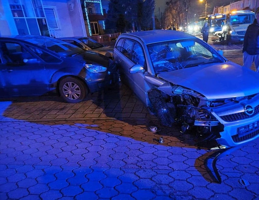 Wypadek w Bydgoszczy. Czołowo zderzyły się dwa auta na ul....