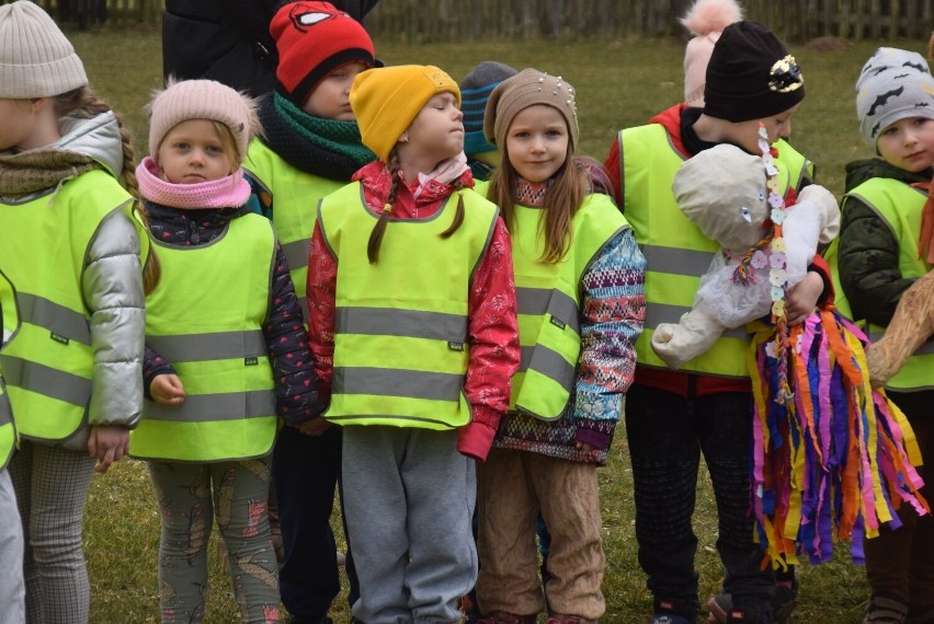 Dzieci powitały wiosnę paląc marzannę....