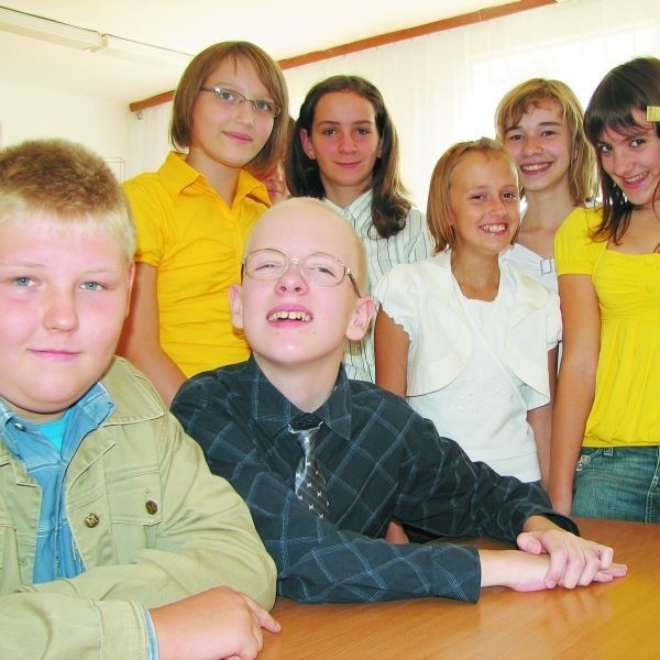 Niepełnosprawny Łukasz (pod krawatem) każdego dnia może liczyć na pomoc kolegów i koleżanek z klasy. - Bo przecież wszyscy jesteśmy kumplami - wyjaśnia Darek (z lewej).