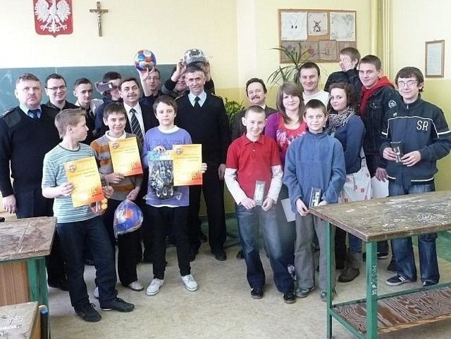 Zwycięzcy eliminacji gminnych w Skalbmierzu otrzymali puchary, dyplomy i nagrody rzeczowe.