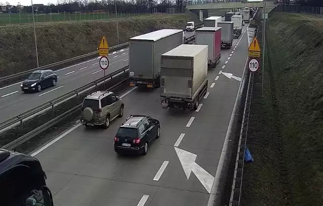 Blokada pasa na autostradzie A4 w kierunku Legnicy. Tworzą się ogromne utrudnienia