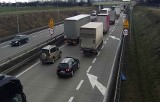 Awaria ciężarówki na autostradzie A4 w okolicach Wrocławia. Tworzy się gigantyczny korek w stronę Legnicy 